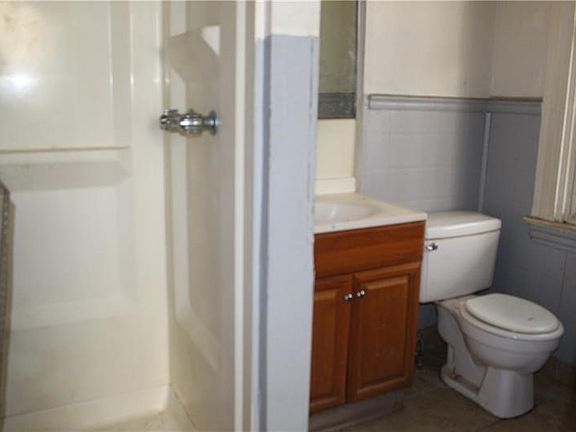 5th image of 580 Thompson Ave
