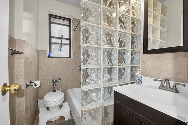 Rented by AVENUE 8 INC | media 5