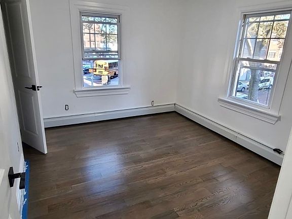 5th image of 12324 Metropolitan Ave