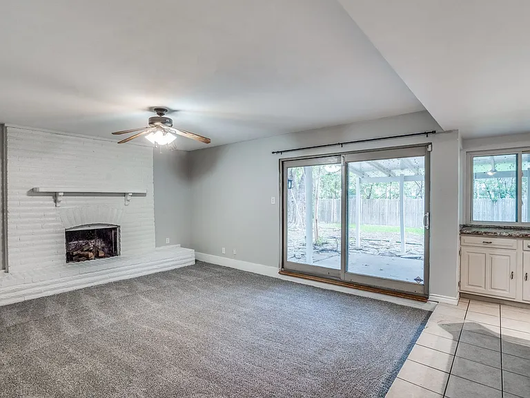 902 Firestone Ln — Photo 2