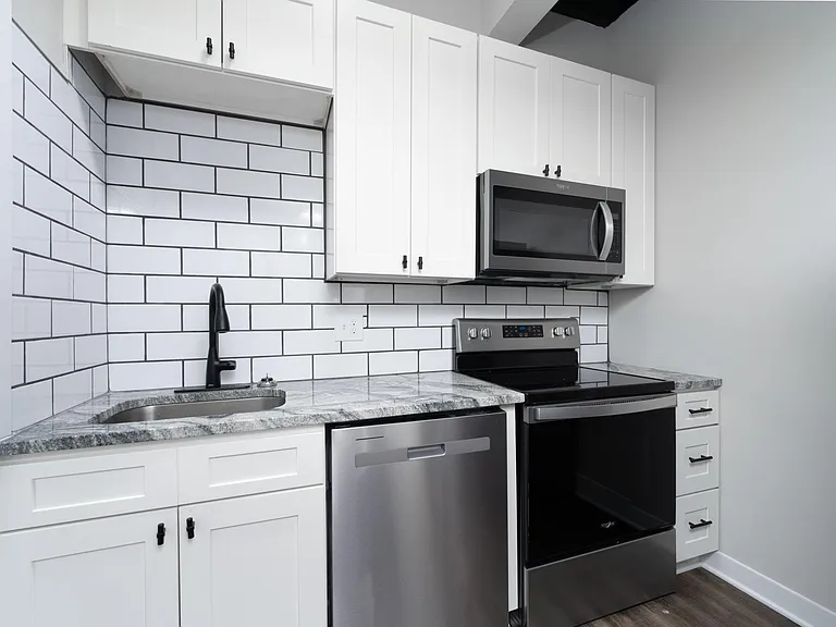 224 W 5th St — Photo 4