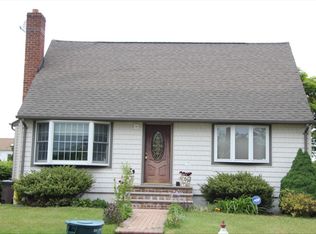 17 Foxcroft Rd, Albertson, NY 11507