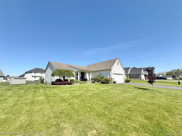 8205 Peninsula Cir, Grand Blanc, MI 48439