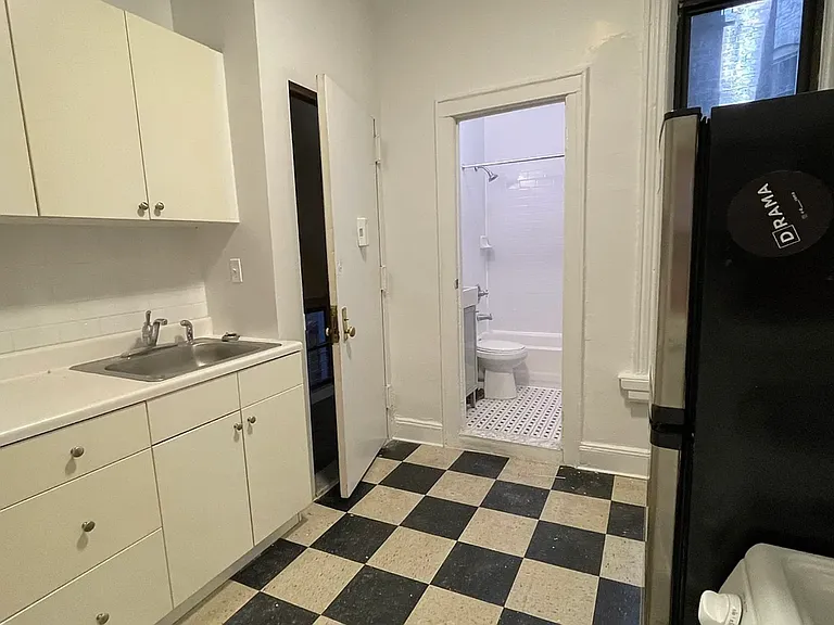 238 E 89th St #1B — Photo 2