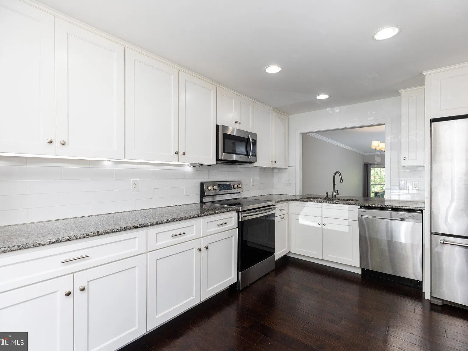 3 bed, 2.5 bath, 1700 sqft, $2,600 — Photo 2