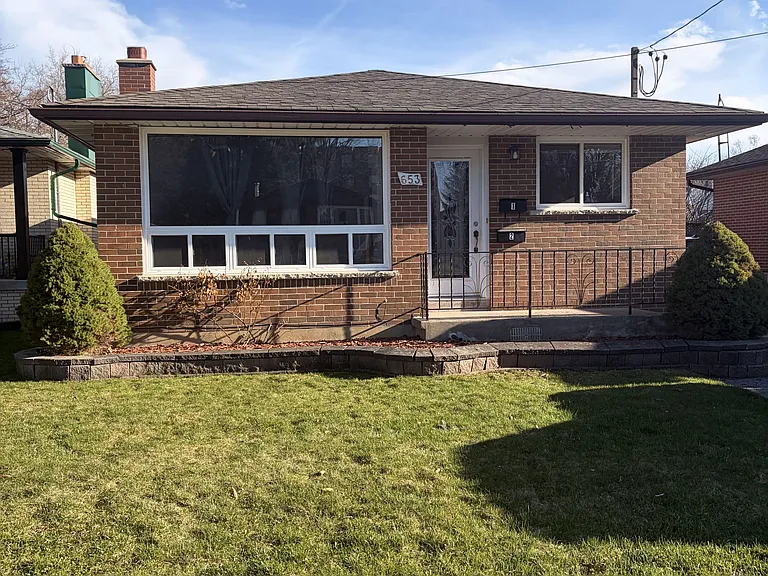 653 Athol St E #MAIN — Photo 1
