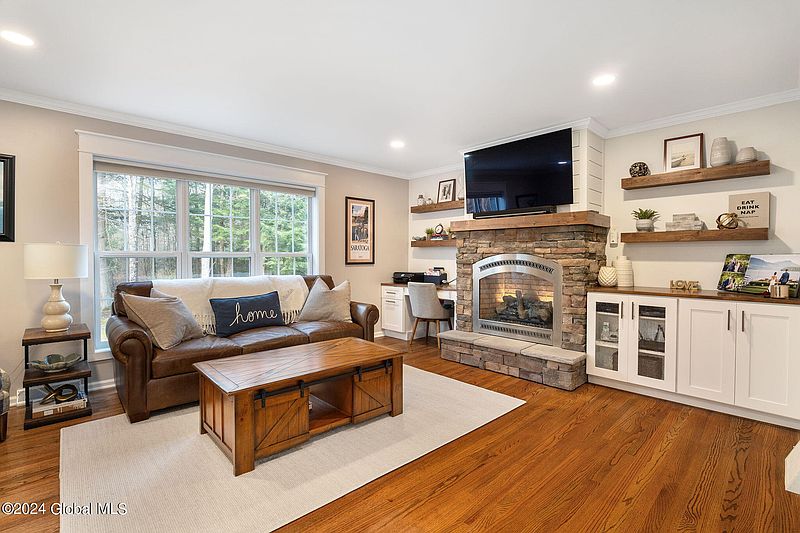 4th image of 657 Stark Terrace