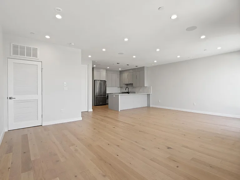 340 W 2nd St #17 — Photo 20