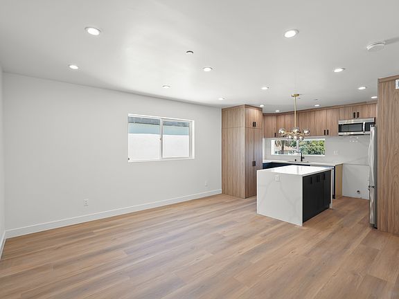 2nd image of 14212 Gilmore St #1/2