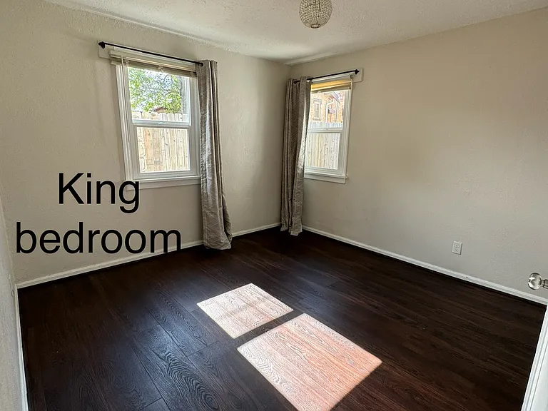 King or Queen bedroom