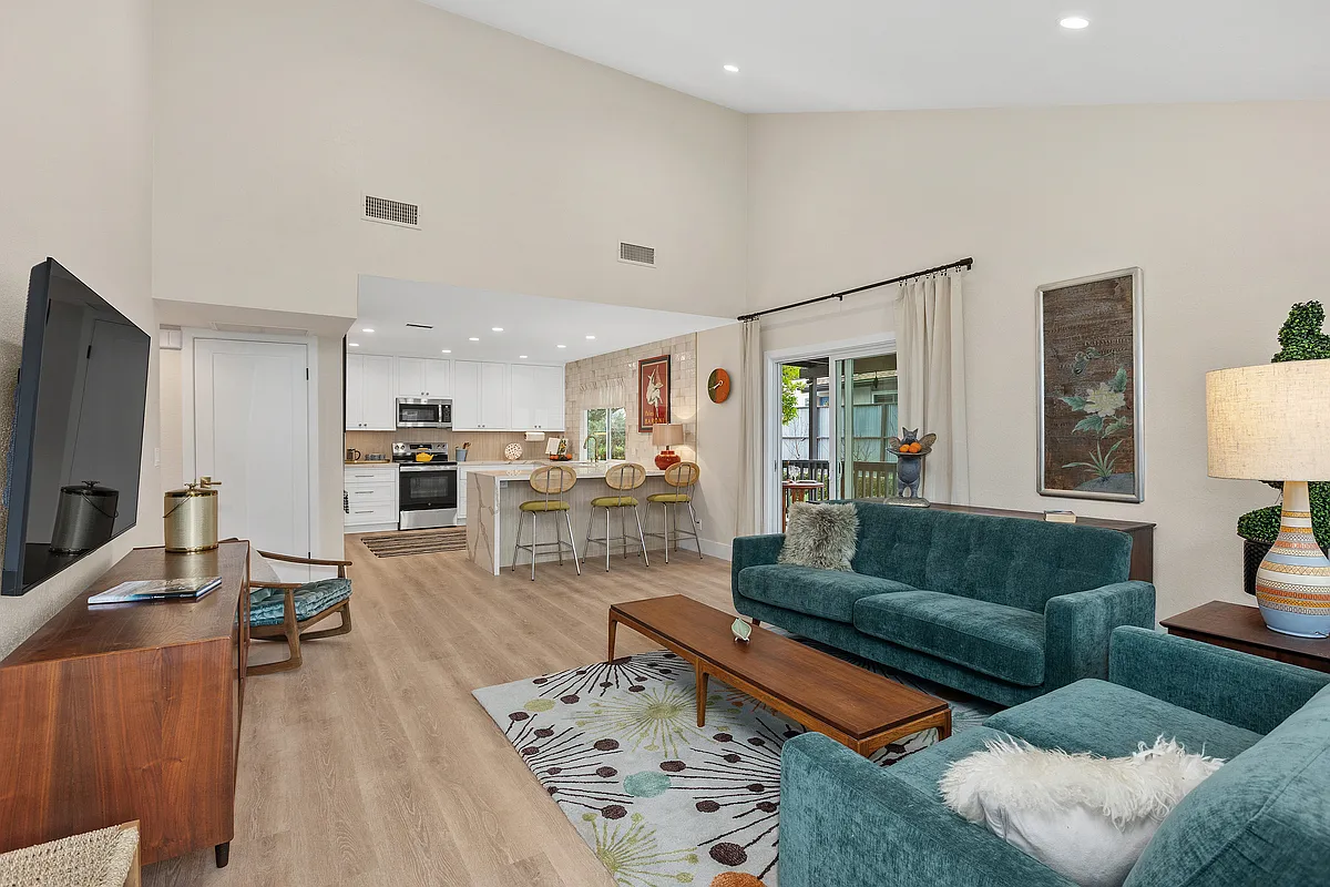 2 bed, 1300 sqft, $6,000 — Photo 3