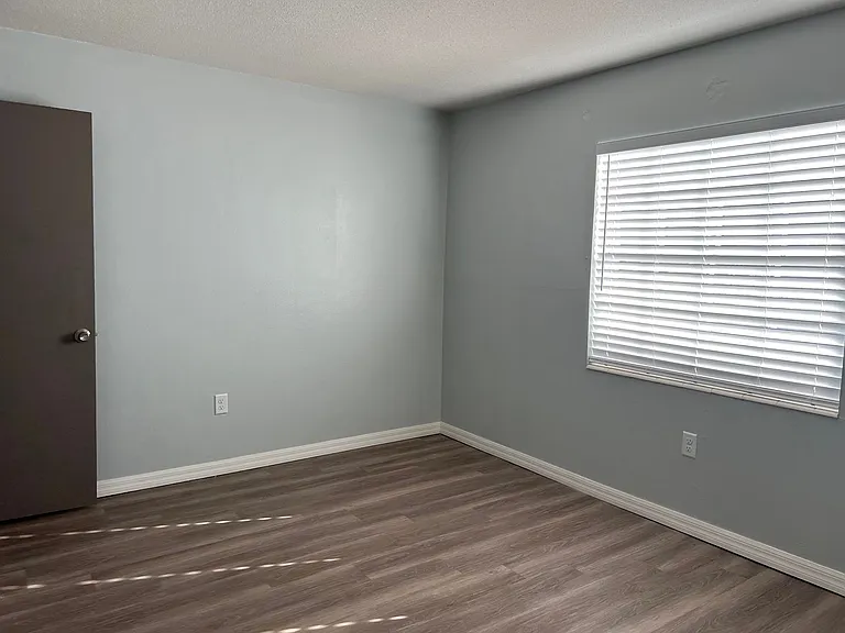 Manatee Bay Apartments — Photo 47