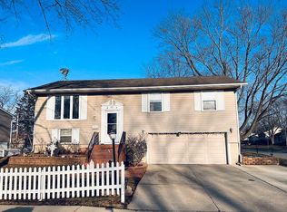301 Mark Ln, Streamwood, IL 60107