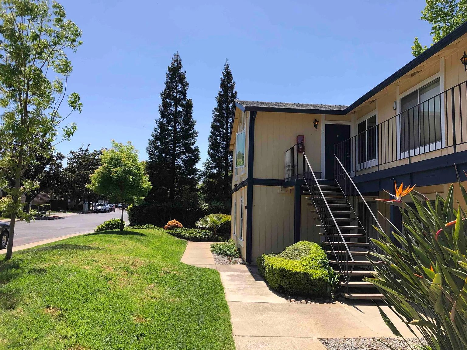 3 bed, 1056 sqft, $2,800 — Photo 2