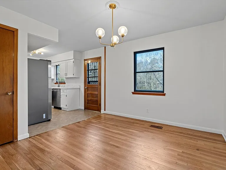 517 Randall St — Photo 17