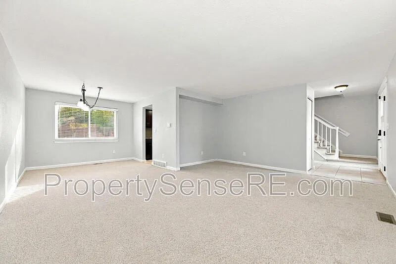 4 bed, 2.5 bath, 2840 sqft, $3,000 — Photo 2