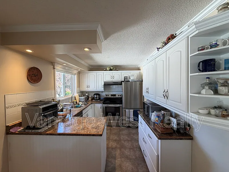 7 bed, 2.0 bath, 2328 sqft, $3,995 — Photo 3