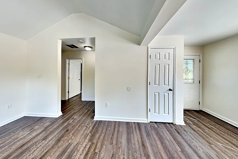 3 bed, 2.0 bath, 956 sqft, $1,695 — Photo 3
