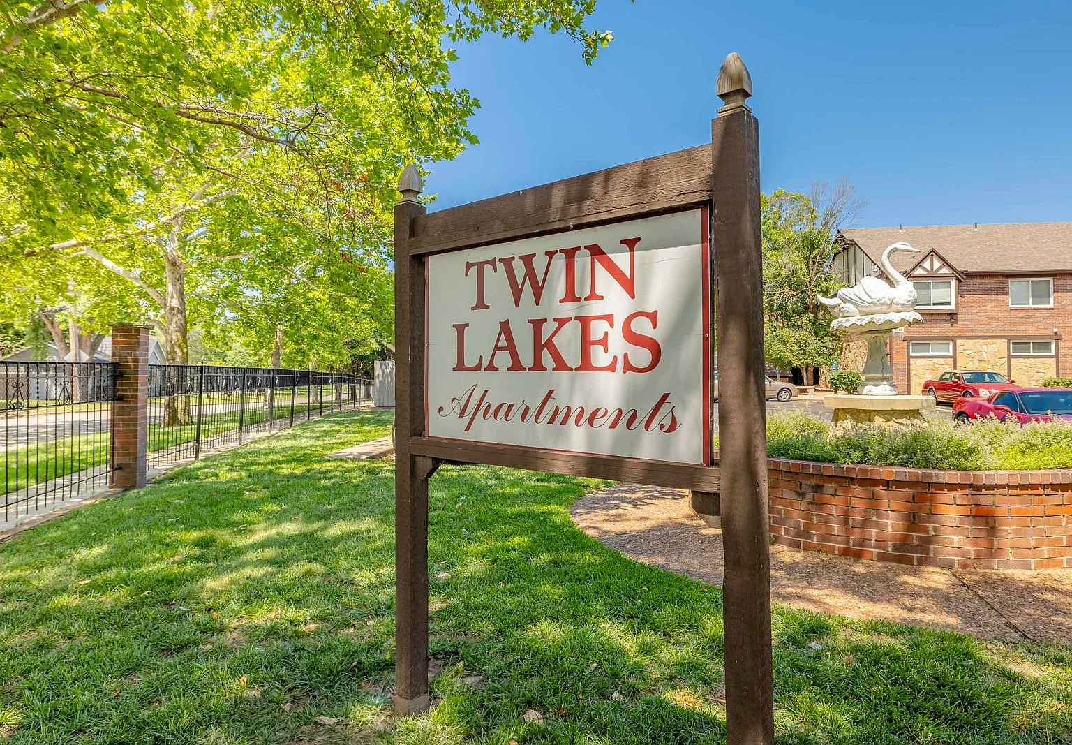 Twin Lakes Apartments — Photo 1
