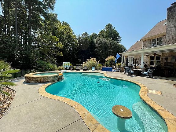 4th image of 130 Lynn Cove Ln
