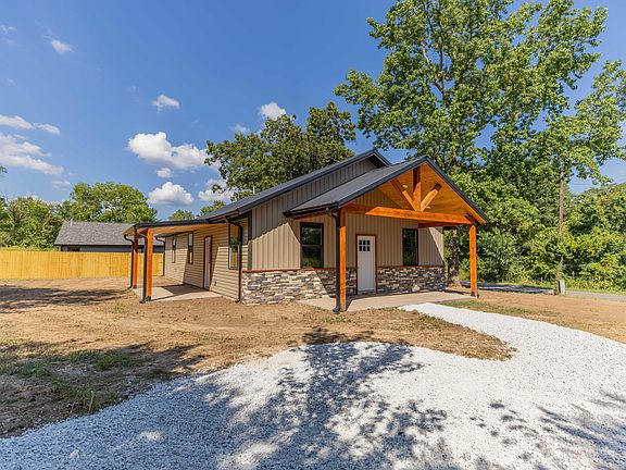 3rd image of 124 N Ozark Trail