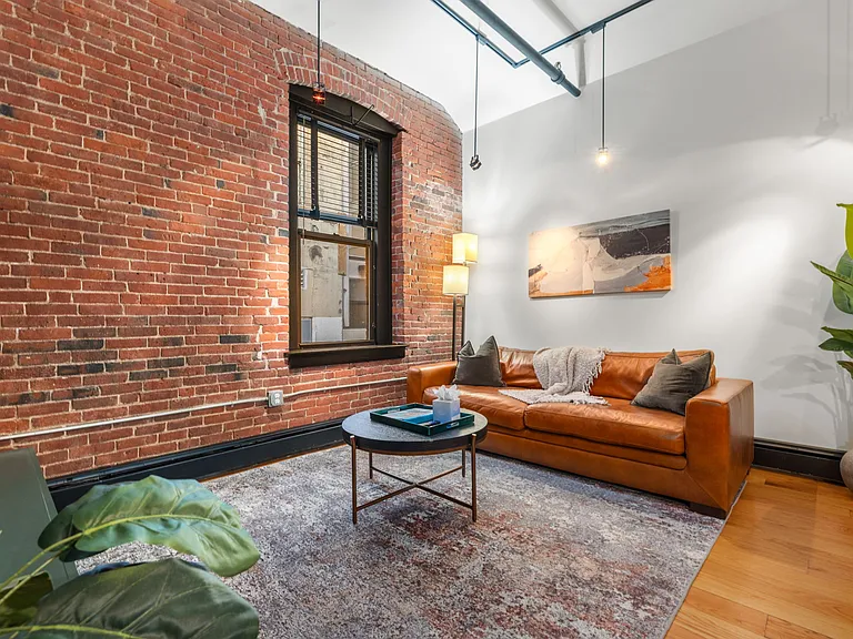 19 Stanhope St #1B — Photo 18