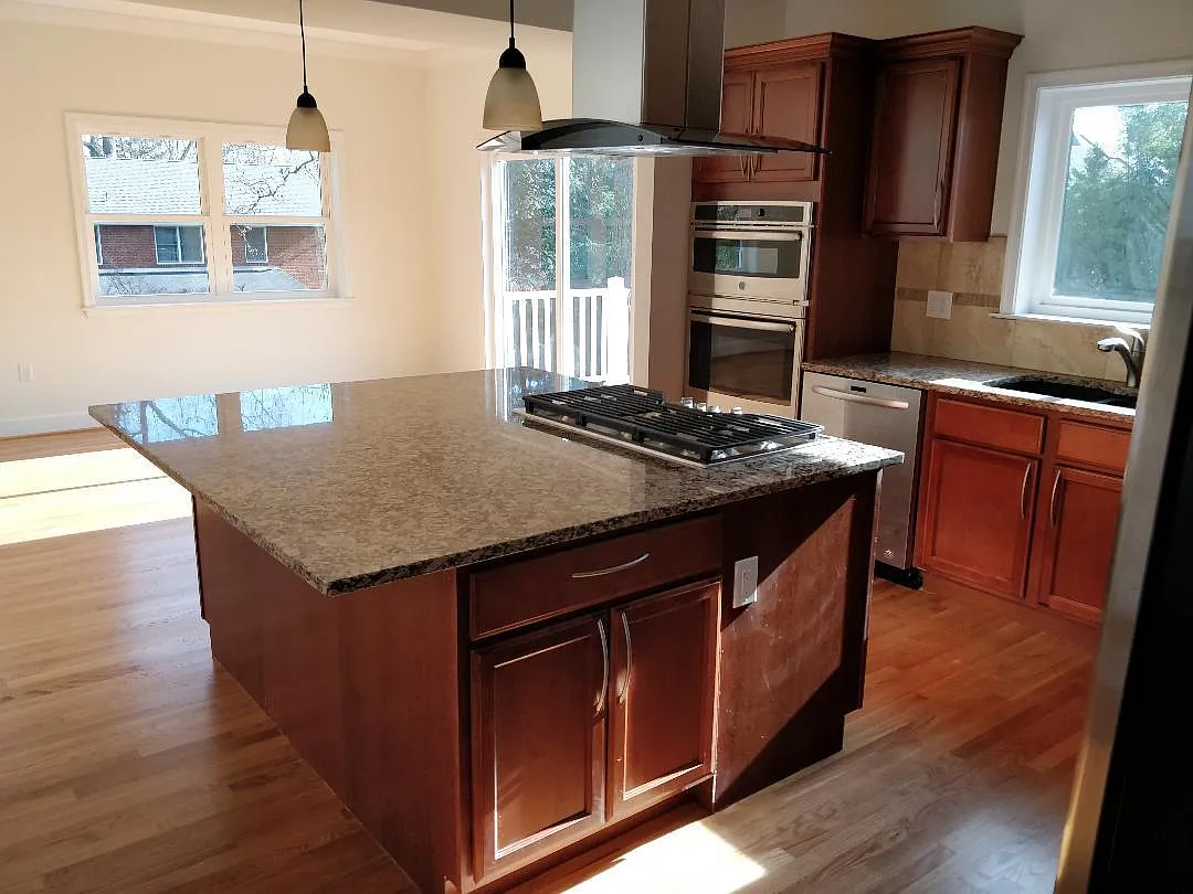 5 bed, 3800 sqft, $5,200 — Photo 2