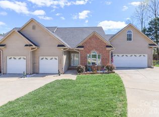 1530 Forest Park Dr, Statesville, NC 28677