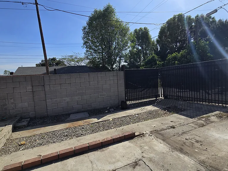 521 N Vermont Ave — Photo 29