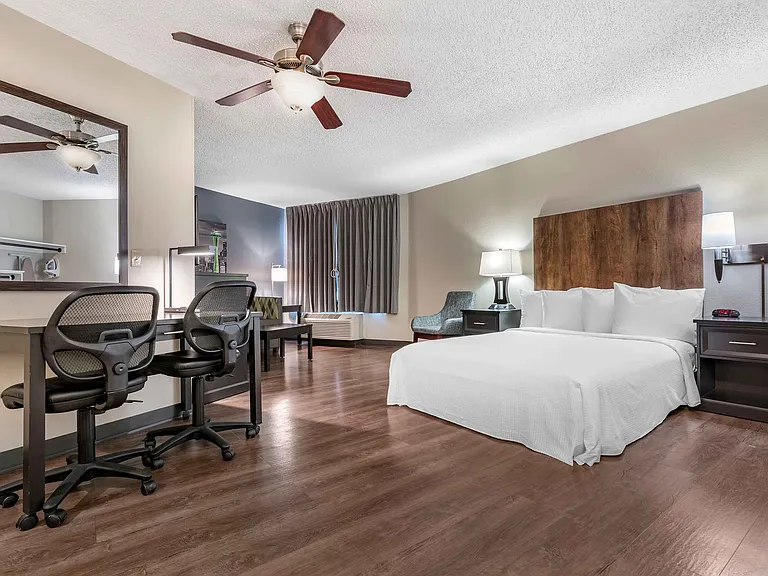 Deluxe Studio - 1 Queen Bed