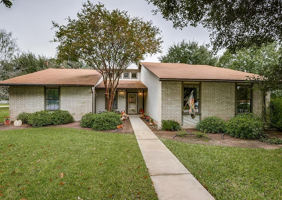 1st image of 104 S Bluebonnet Dr