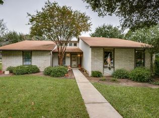 104 S Bluebonnet Dr, Uvalde, TX 78801