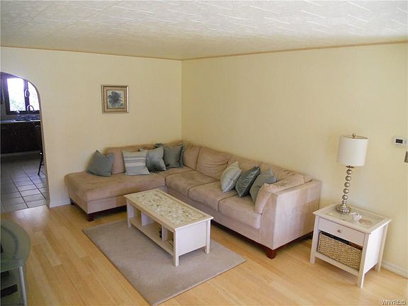 4th image of 28 Princeton Blvd