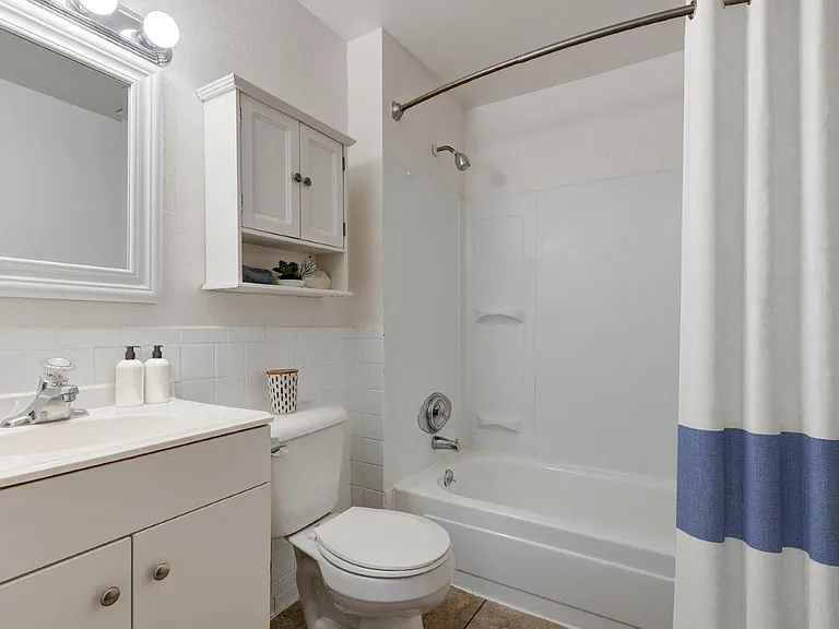 Dixon Manor Apartment Homes — Photo 10