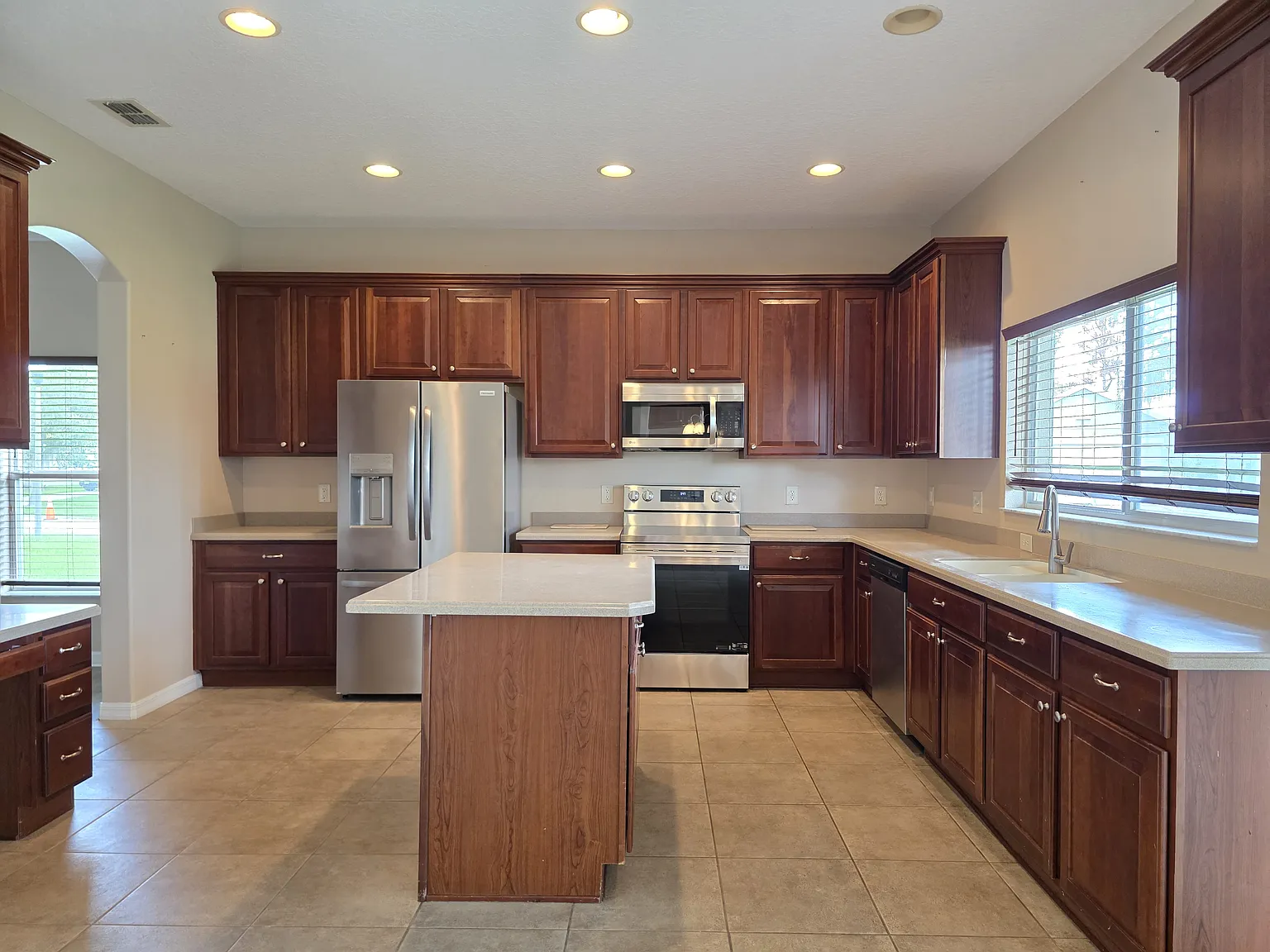 5 bed, 3912 sqft, $3,495 — Photo 4