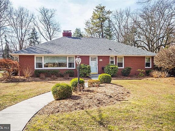 2nd image of 916 Cherry Ln