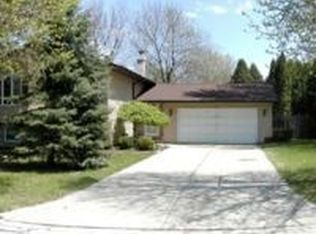1611 Saint Robert Dr, Green Bay, WI 54304