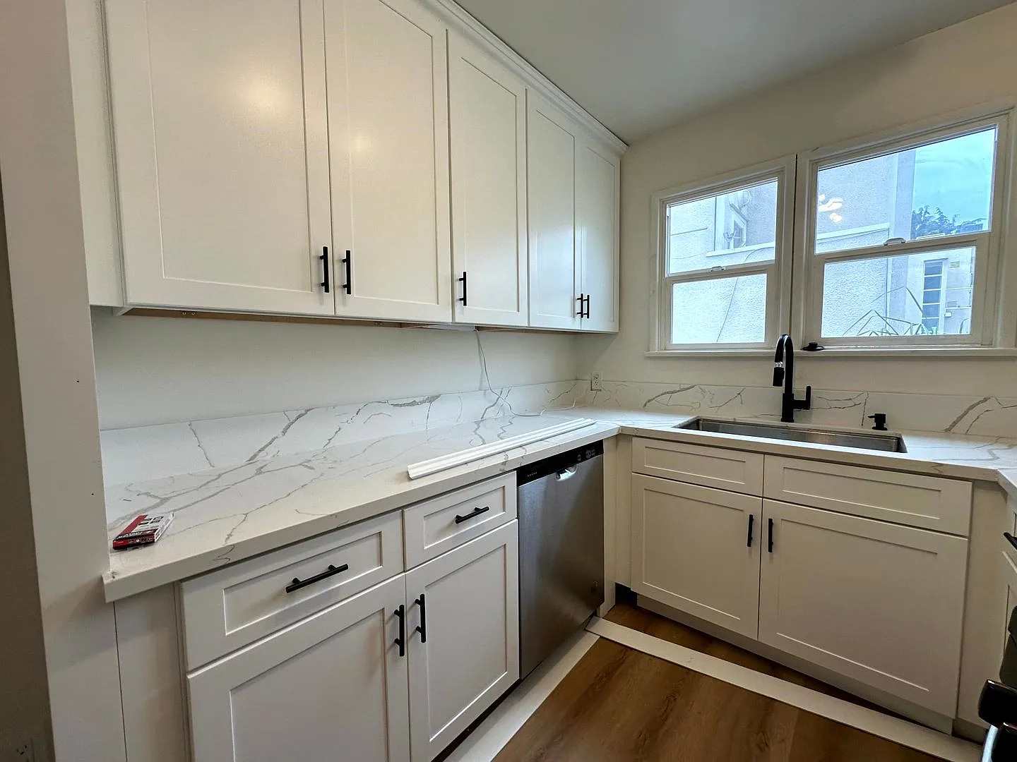 Spacious modern 1 bed - 1 bath unit with Washer/Dryer and Parking in prime Studio City ! — Photo 2
