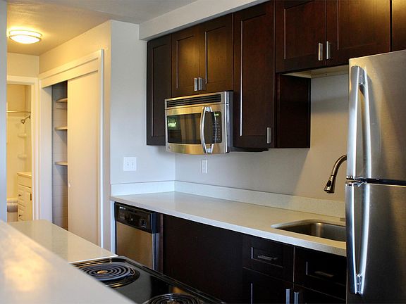 5th image of 2515 Thorndyke Ave W APT 11