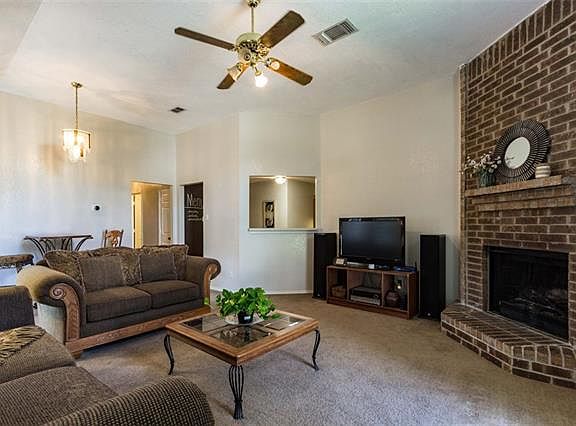 3rd image of 213 N Bugle Dr