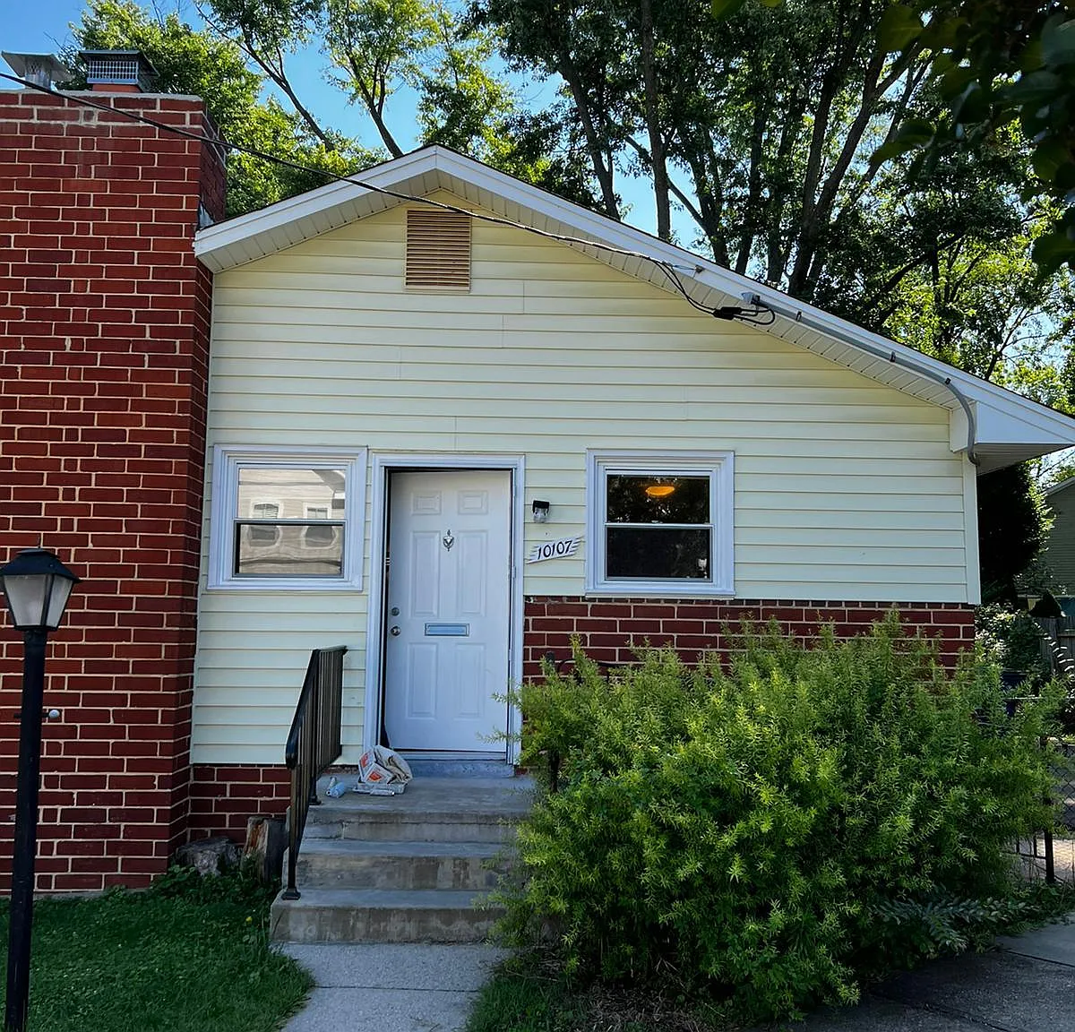 10107 Dickens Ave — Photo 2