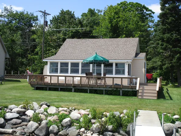 868 Giauque Beach Dr, Topinabee, MI 49791