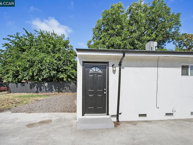 2225 E Myrtle St — Photo 3