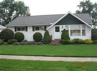1742 Crestwood Rd, Mayfield Heights, OH 44124