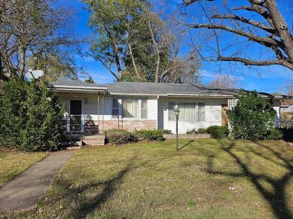 211 E Tyndal Street, Aurora, MO 65605