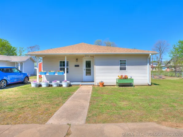 211 E 2nd St, Stroud, OK 74079