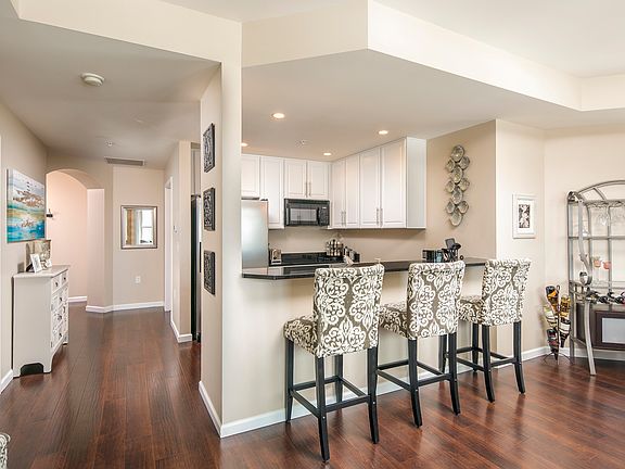 4th image of 925 N Lincoln St #10G-S