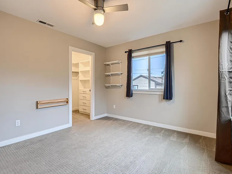 1225 NE Holland St — Photo 14