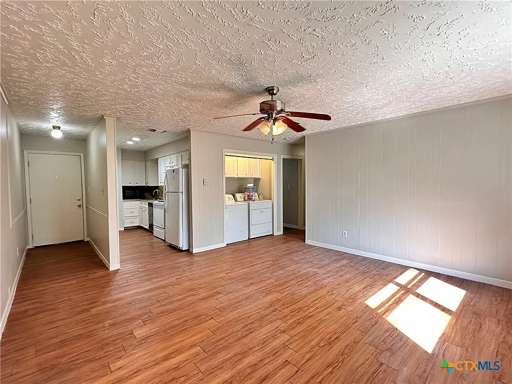 3 bed, 2.0 bath, 3820 sqft, $1,500 — Photo 4