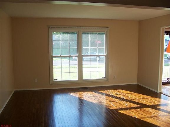 4th image of 2 Blossomwood Ct